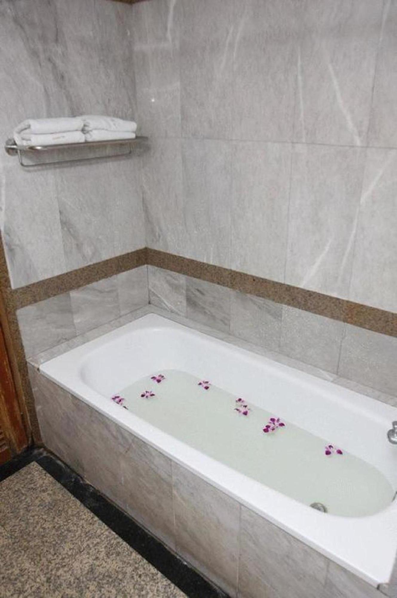 Oyo 75466 -13 Coins Bang Yai Hotel Нонтхабурі Екстер'єр фото